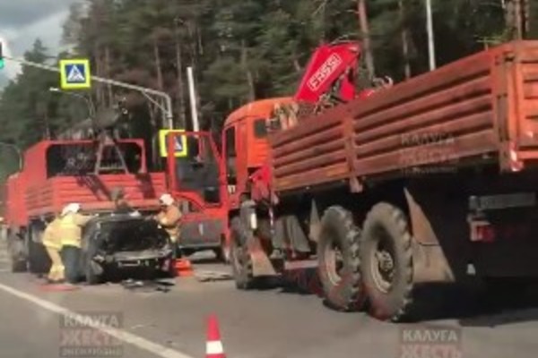 На въезде в Калугу два грузовика смяли легковушку