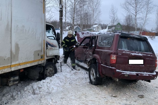 В селе под Калугой столкнулись фургон и внедорожник