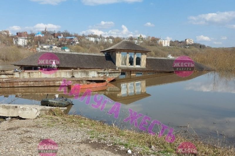 В Калуге ушел под воду плавучий ресторан