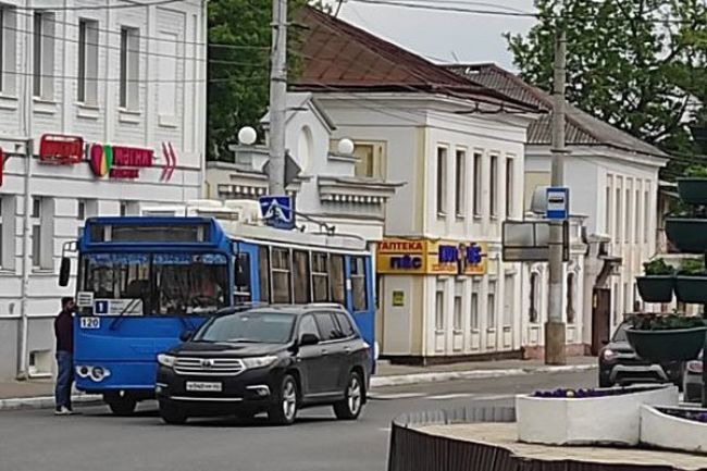 В центре Калуги столкнулись троллейбус и легковушка