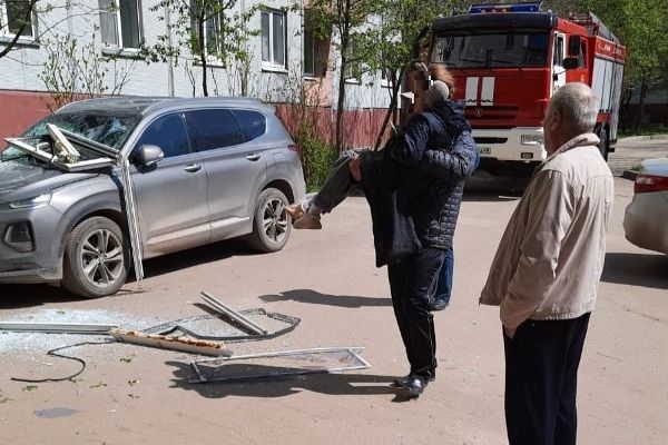 В Калуге оконная рама с седьмого этажа упала на девочку и припаркованное авто - соцсети