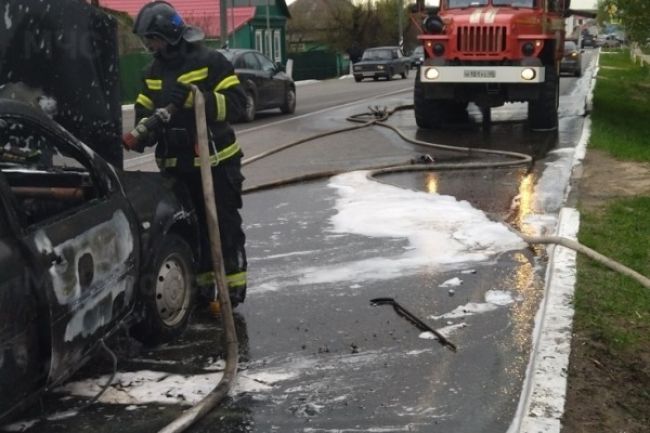 В загоревшемся в Калужской области автомобиле получили сильные ожоги два человека