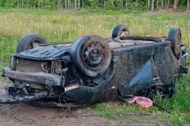 На трассе А-130 в Калужской области из-за заснувшего водителя опрокинулась иномарка