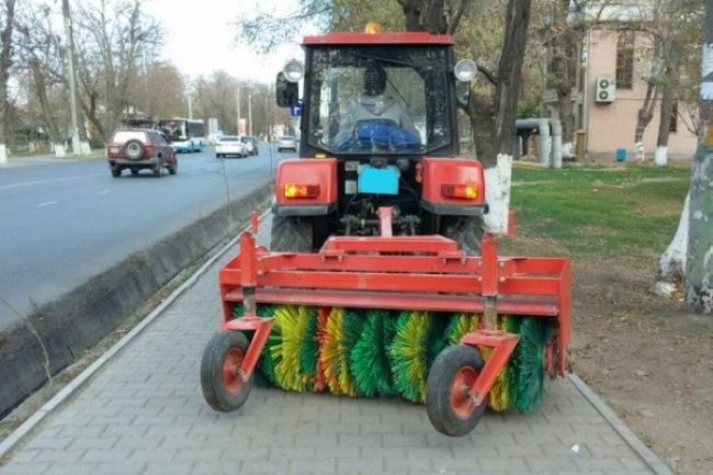 В Калуге пешеход на тротуаре попал под трактор