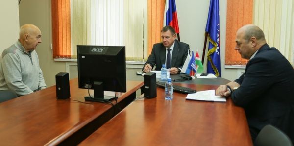 Председателя Заксобрания Калужской области попросили разобраться с ремонтом дороги и стройкой детской площадки