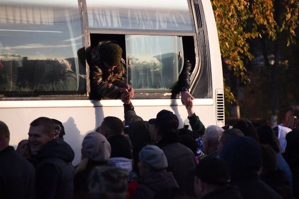 Мобилизованных из двух районов Калужской области проводили на службу