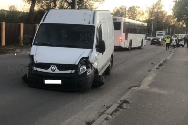 В Калужской области грузовик столкнулся сразу с двумя легковушками