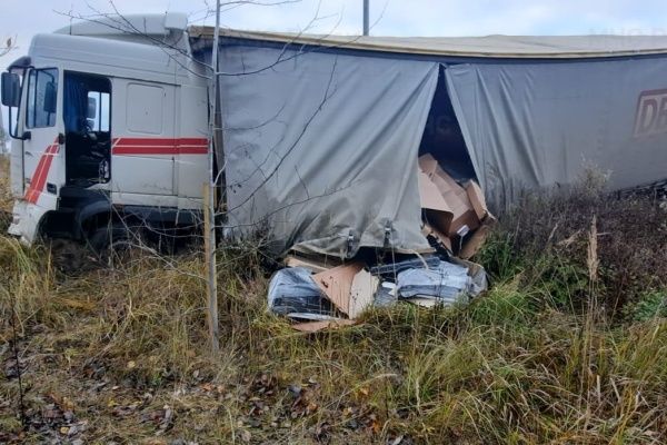 В Калужской области перевернулась и «порвалась» фура