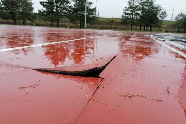 Стадион в калужском сквере Волкова изуродовал не только дождь, но и руки вандалов