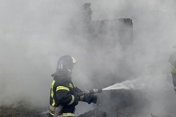 Масштабный пожар уничтожил сразу два жилых дома в Калужской области