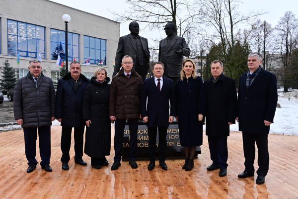 Шапша открыл в Обнинске памятник советским чиновникам