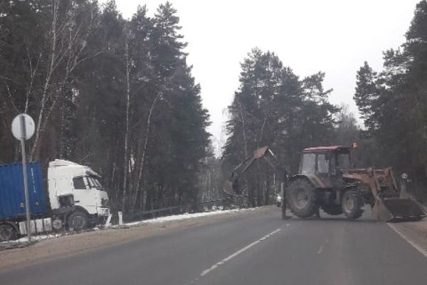 Фура «улетела» в лес в Калужской области