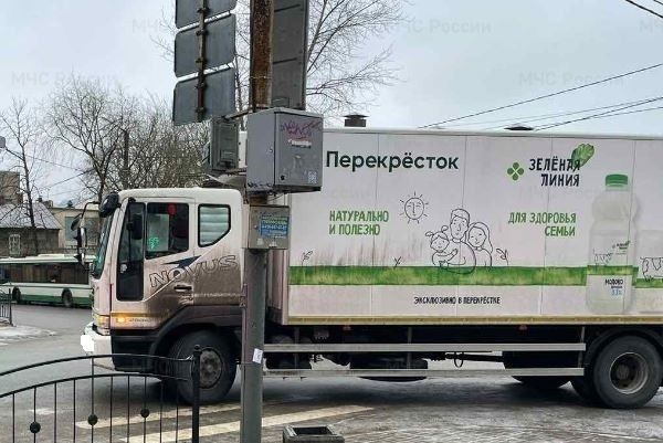 На пешеходном переходе в центре Калуги грузовик сбил человека