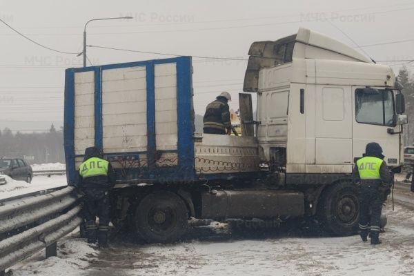 Фуру «загнуло» об отбойник на калужской трассе