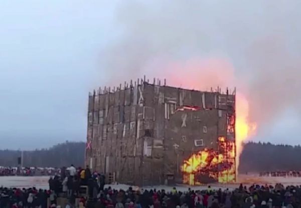 На Масленицу в калужском Никола-Ленивце сожгли огромный арт-объект. Видео