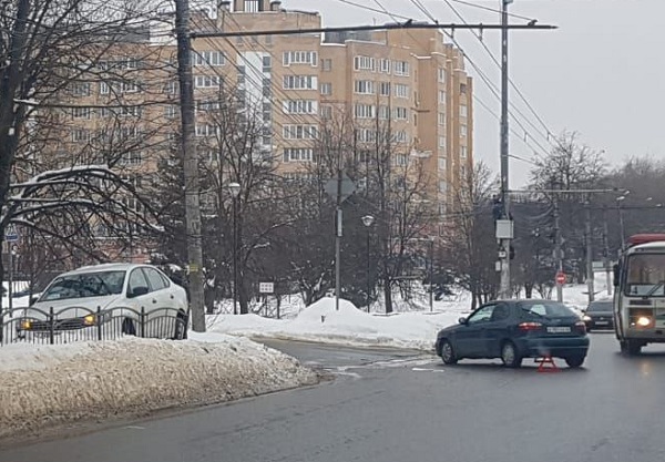 В Калуге Фольксваген «улетел» за ограждение