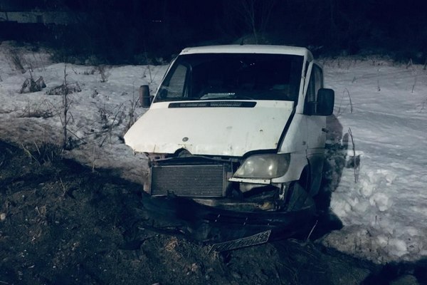 В жёсткой калужской аварии микроавтобуса и легковушки пострадали два человека