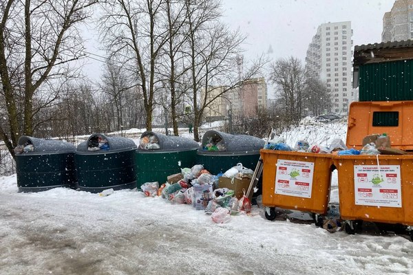 Улицу Комфортную в Калуге завалило мусором