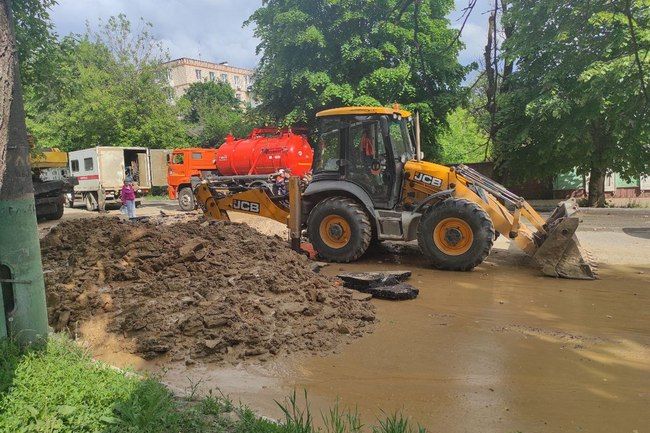 К месту аварии на водопроводе в Калуге подвезли песок