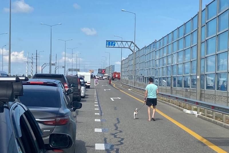 Пробка на крымском мосту последние новости. Пробка на крымском мосту последние новости. Пробка на крымском мосту. Пробка на крымском мосту. Крымский мост пробки.