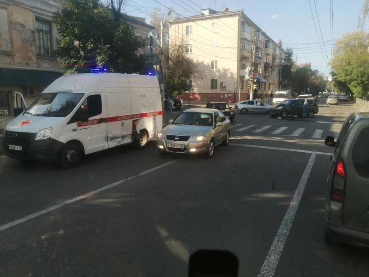 На калужской улице «подбили» скорую помощь, ехавшую с включенной мигалкой