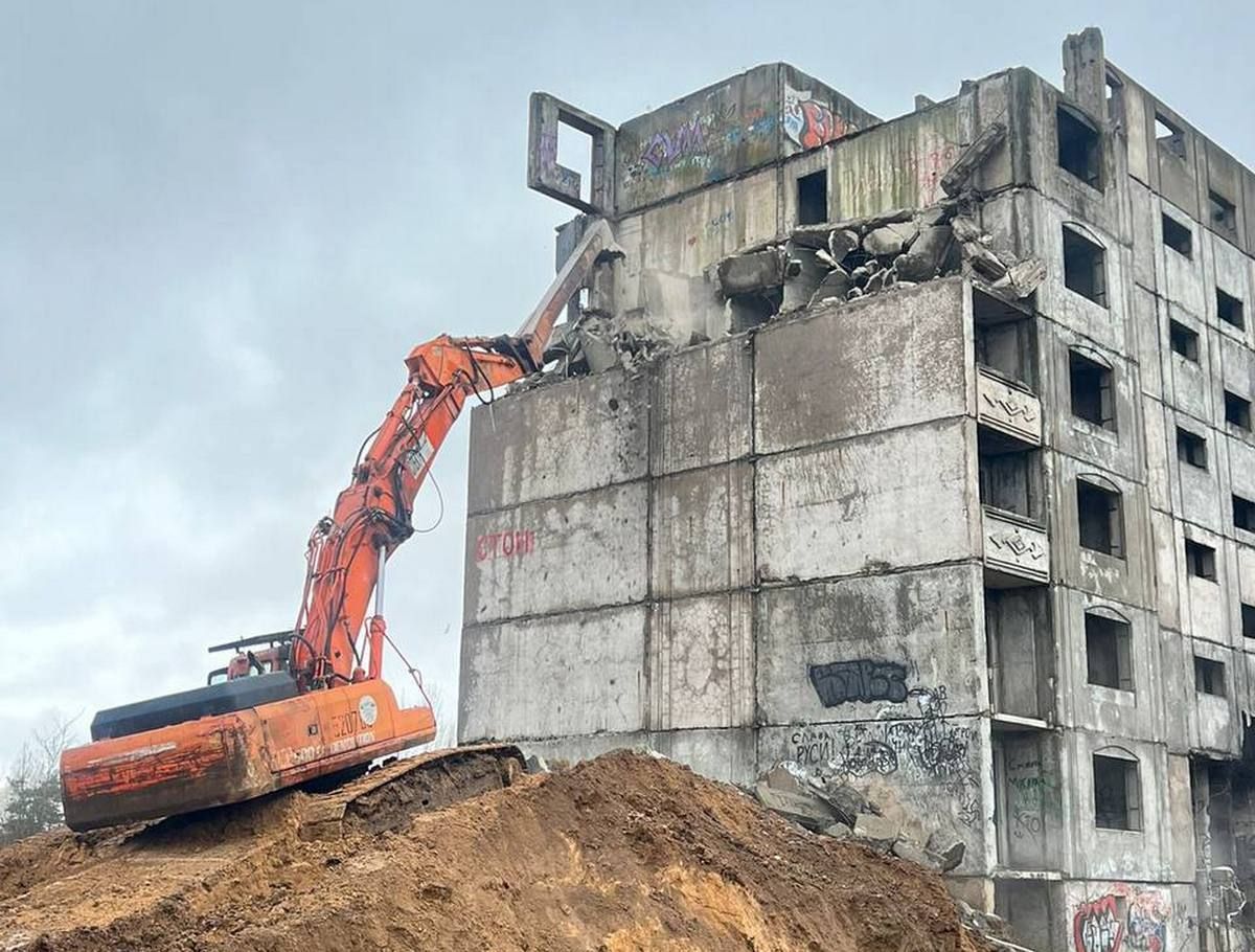 В Калуге начали сносить опасный недострой на Байконуре