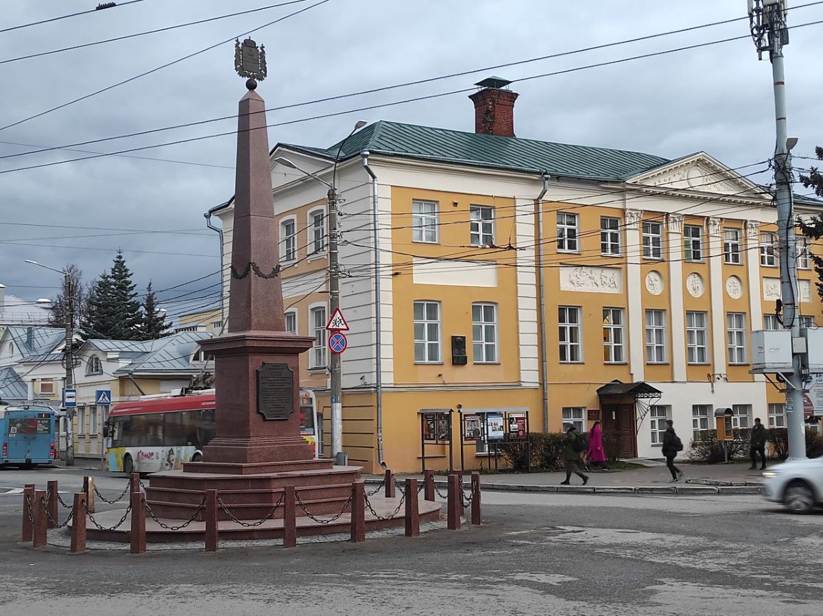 На смену отбойникам вокруг калужской  «Стелы воинской доблести» пришли столбики с цепями за полмиллиона рублей