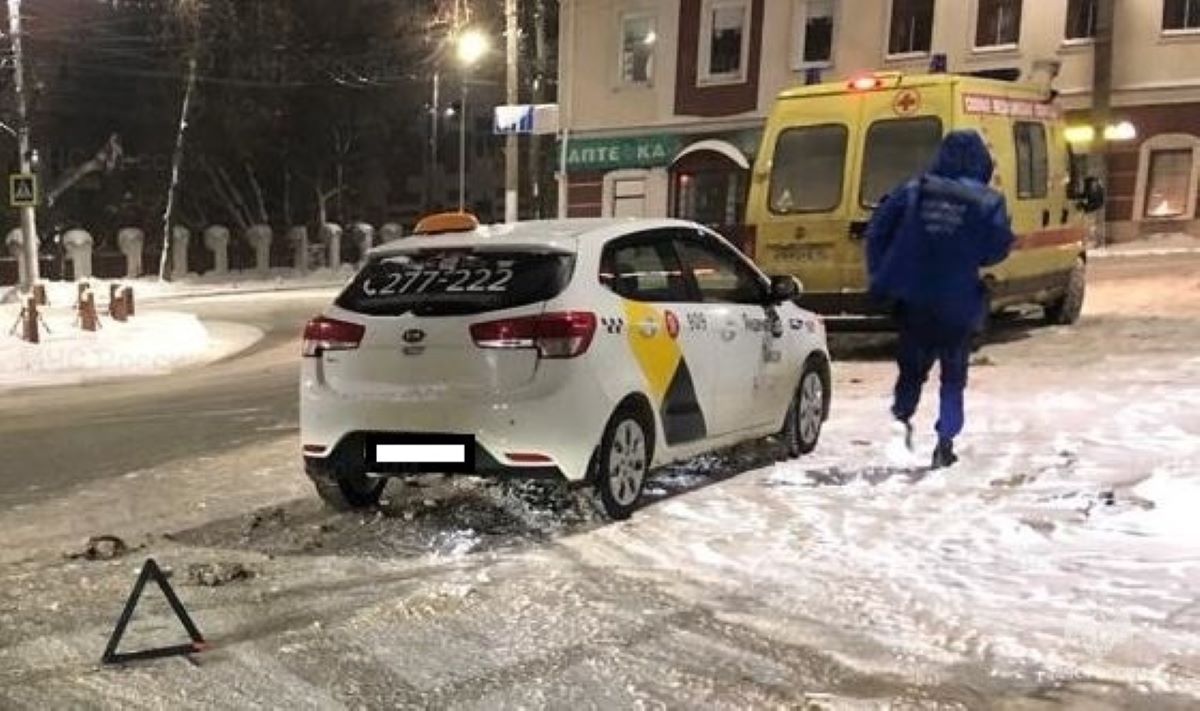 Такси попало в аварию в Калуге