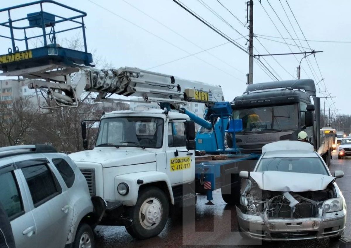 Массовая авария с грузовиком и автовышкой закупорила Московскую улицу в Калуге