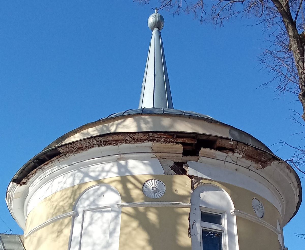 На Хлюстинской больнице в Калуге разрушается башня