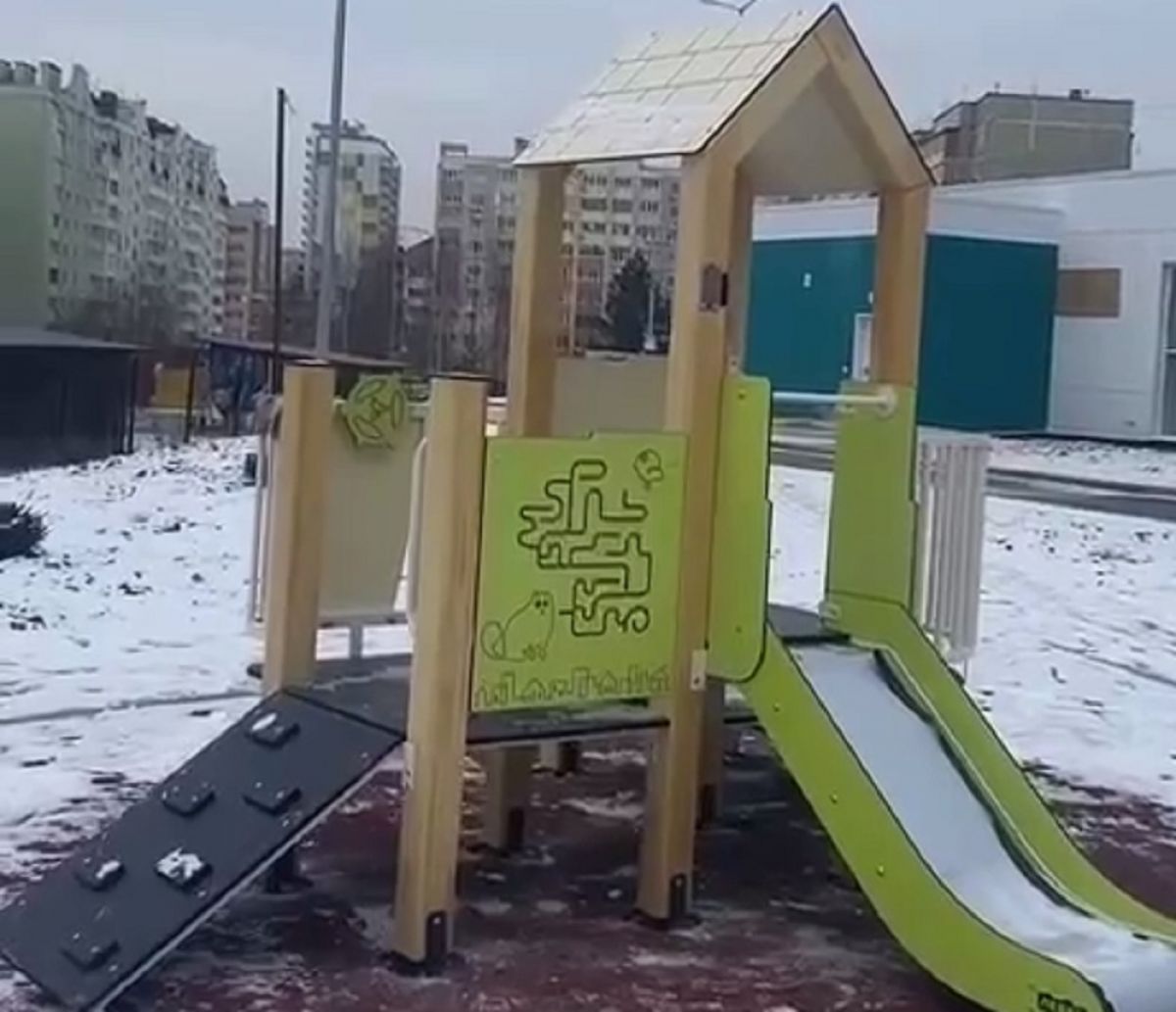 У новой поликлиники на Правом Калуги установили детскую площадку