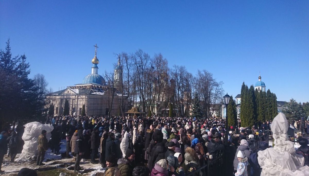 На могиле старца Илия в Оптиной пустыни чуть не началась давка