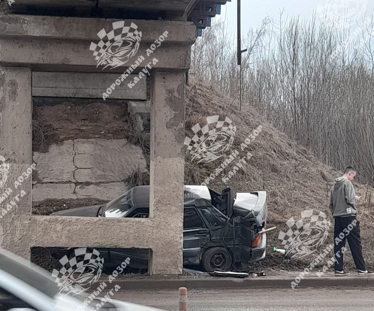 На Зерновой улице в Калуге после ДТП машина наехала на опору моста