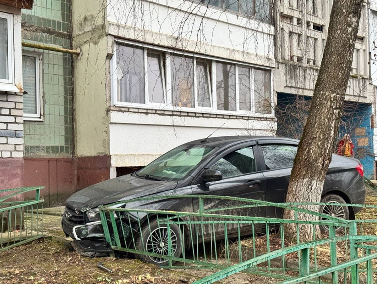 Автомобиль снес палисадник у дома на Правом берегу в Калуге