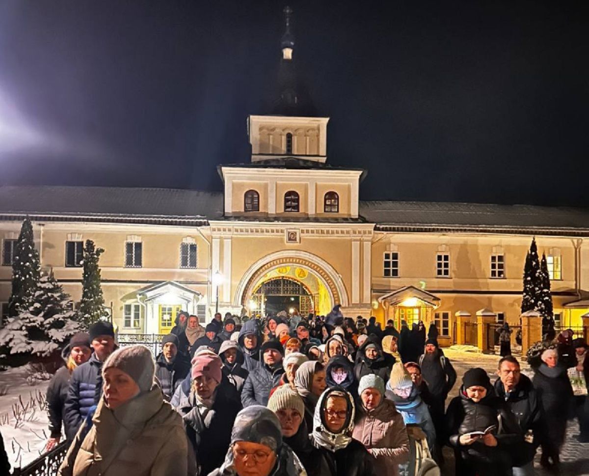 Тысячи верующих всю ночь приезжали в Оптину пустынь проститься со старцем Илием