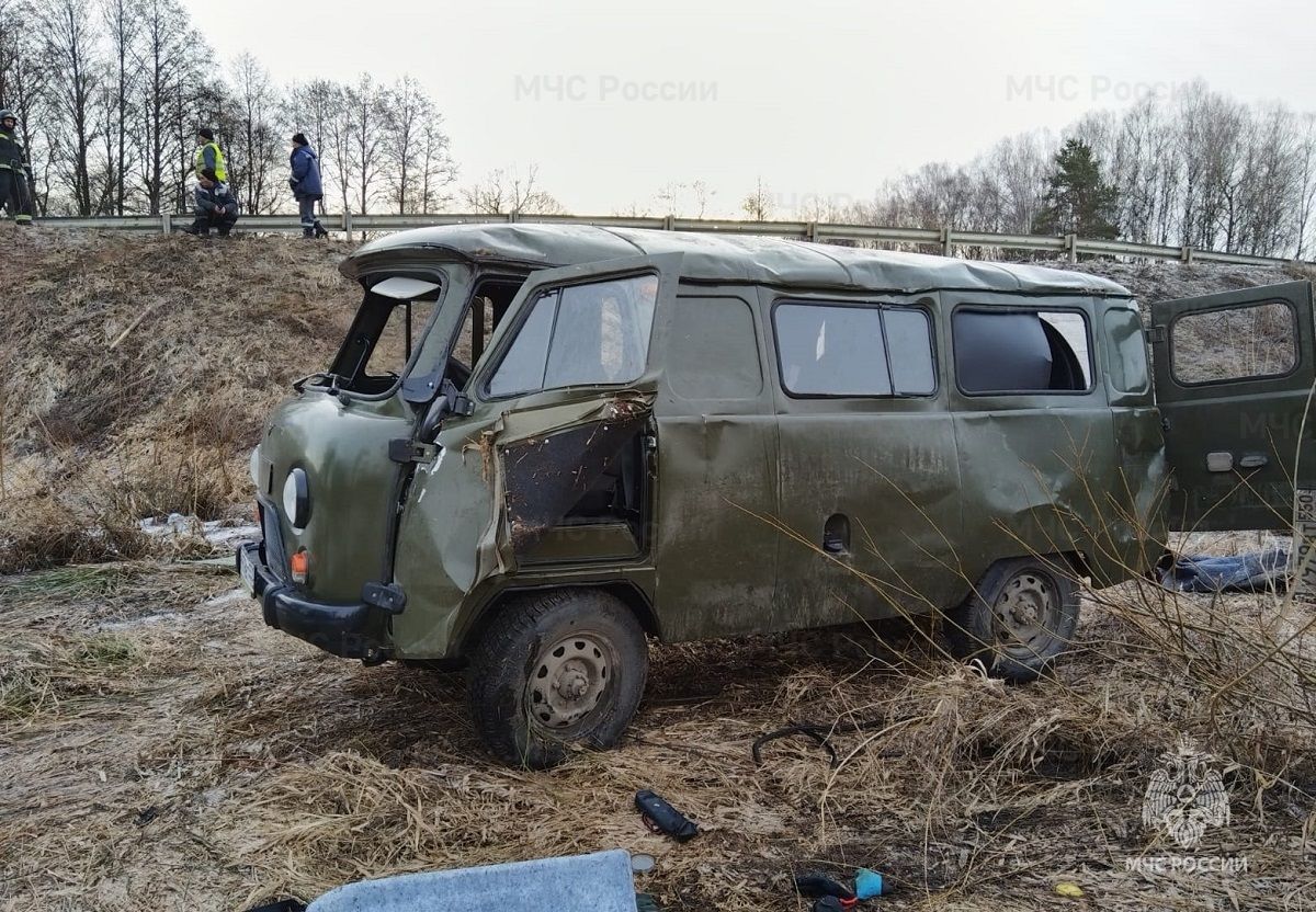 Два человека травмированы в съехавшем в кювет на калужской трассе «Уазе»