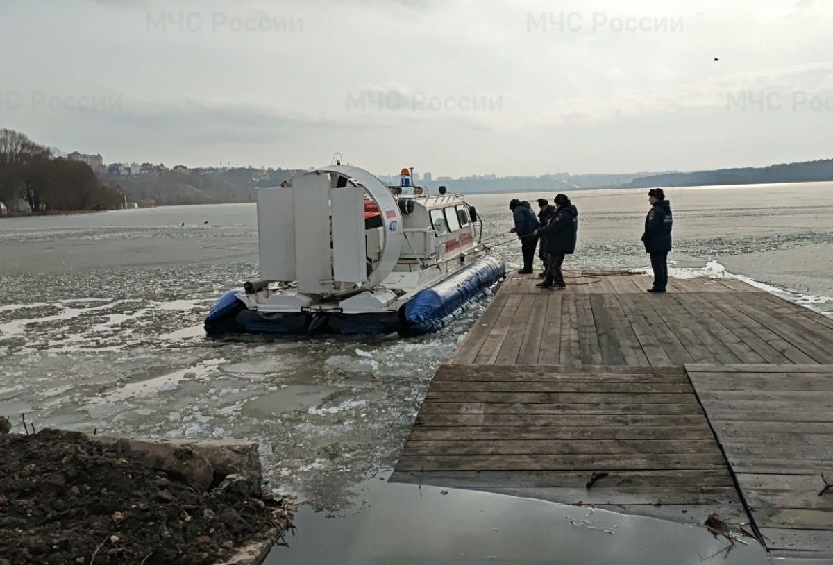 Сотрудники МЧС разломали весь лед у берегов Яченского водохранилища в Калуге