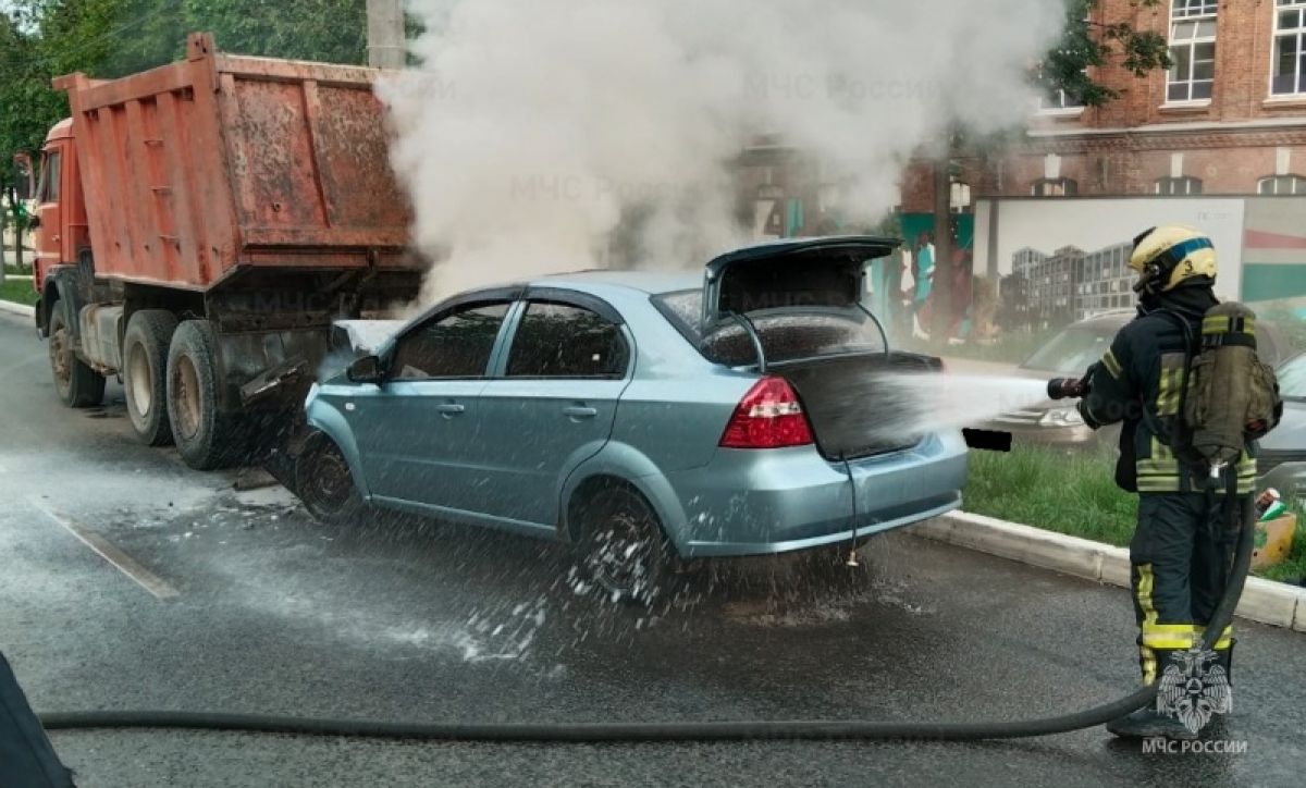 Иномарка загорелась, влетев в «Камаз» в Калуге