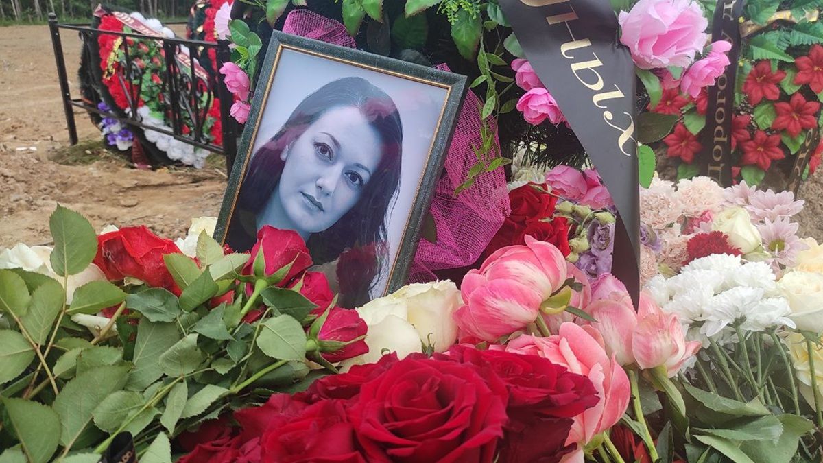 В Калуге простились с поэтессой Инной Тепловой