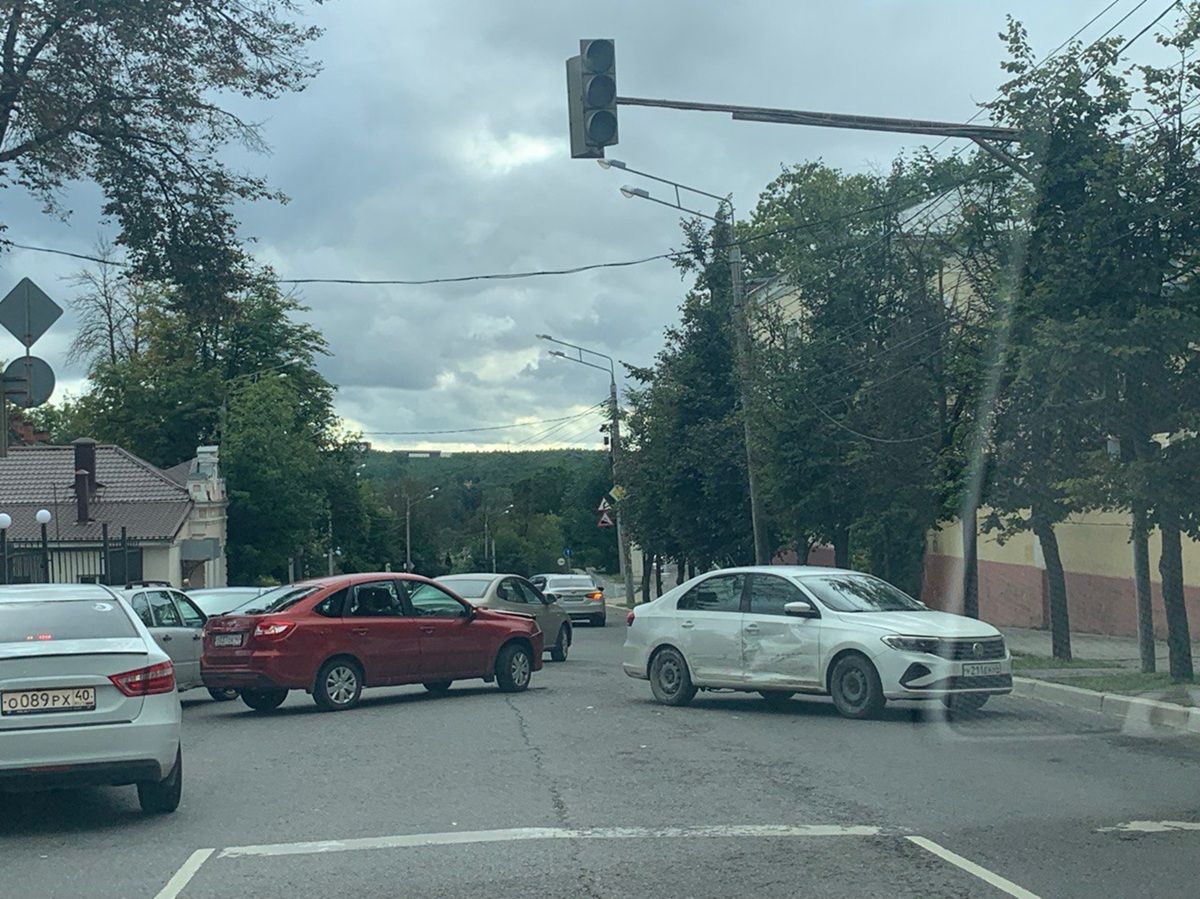 В Калуге ДТП парализовало движение на Набережной