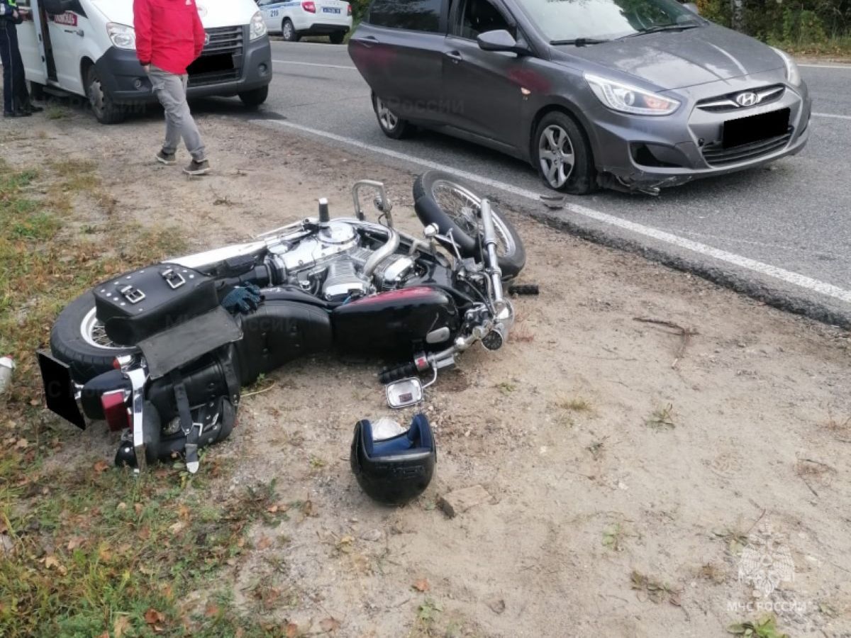 Два автомобиля и мотоцикл столкнулись разом в калужском райцентре