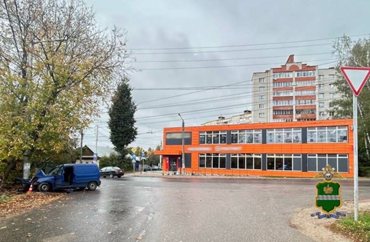 Водитель и пассажир пострадали в ДТП на Азаровской в Калуге