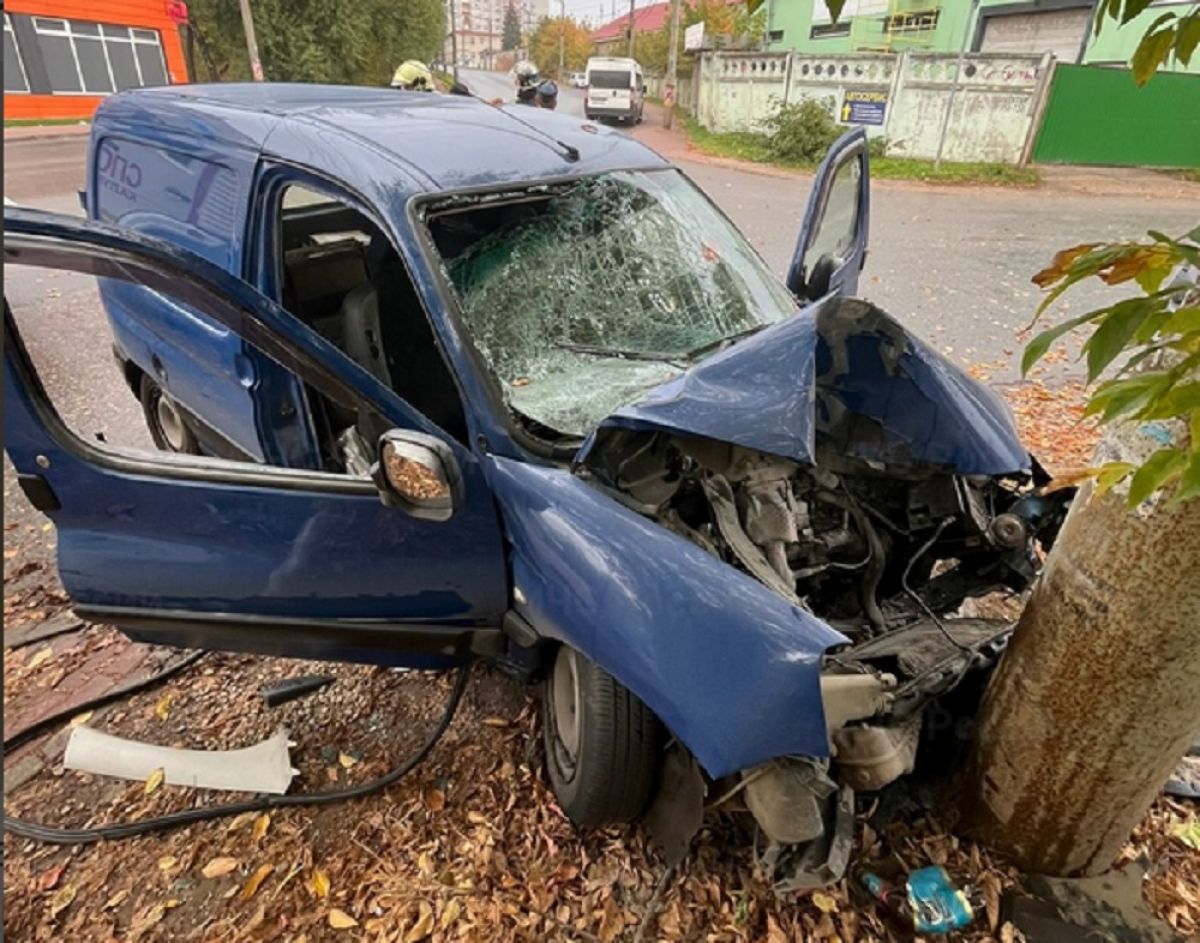 Несколько человек травмированы во влетевшей в столб в Калуге машине