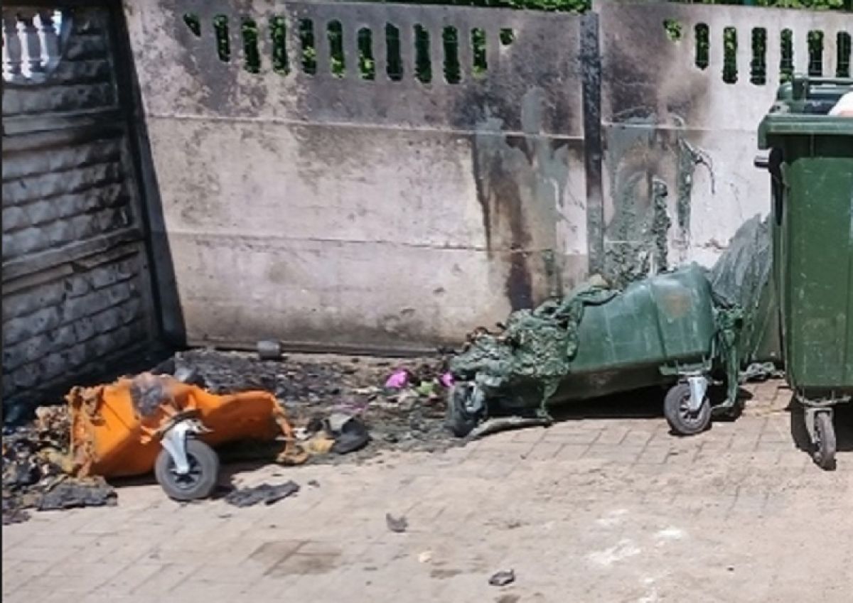 Вандалы уничтожили мусорные баки в Калуге
