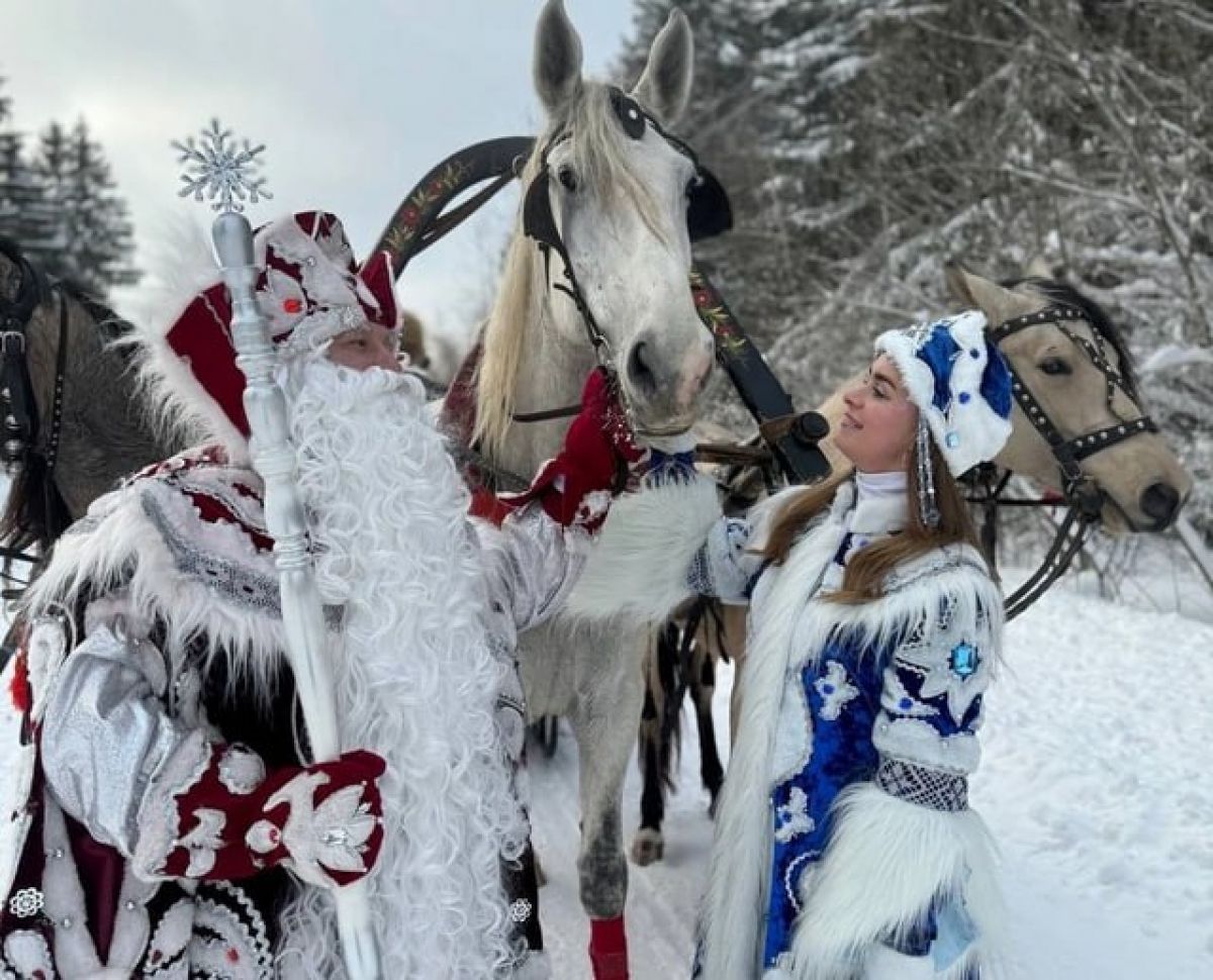 «У меня телефон с зарядки не вылезает»: откровения современного Деда Мороза в день его рождения