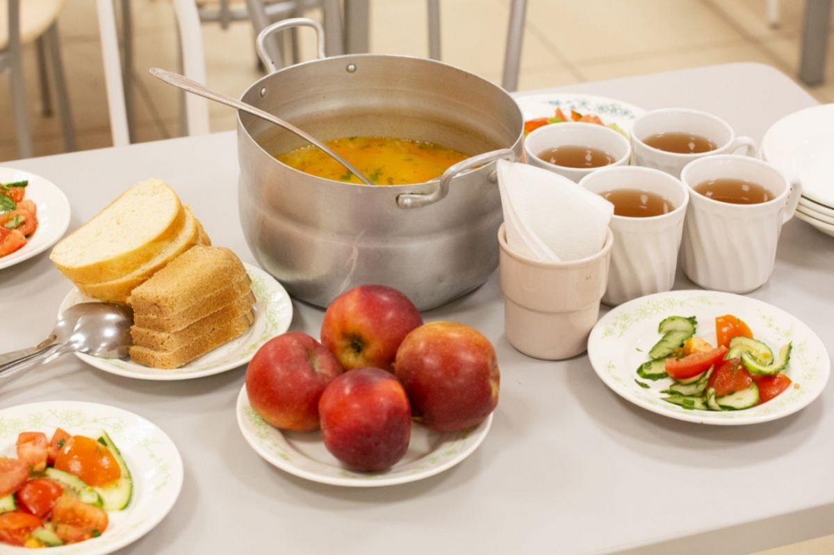 Поставщик питания в школы Калуги самовольно поднял цены на детские обеды