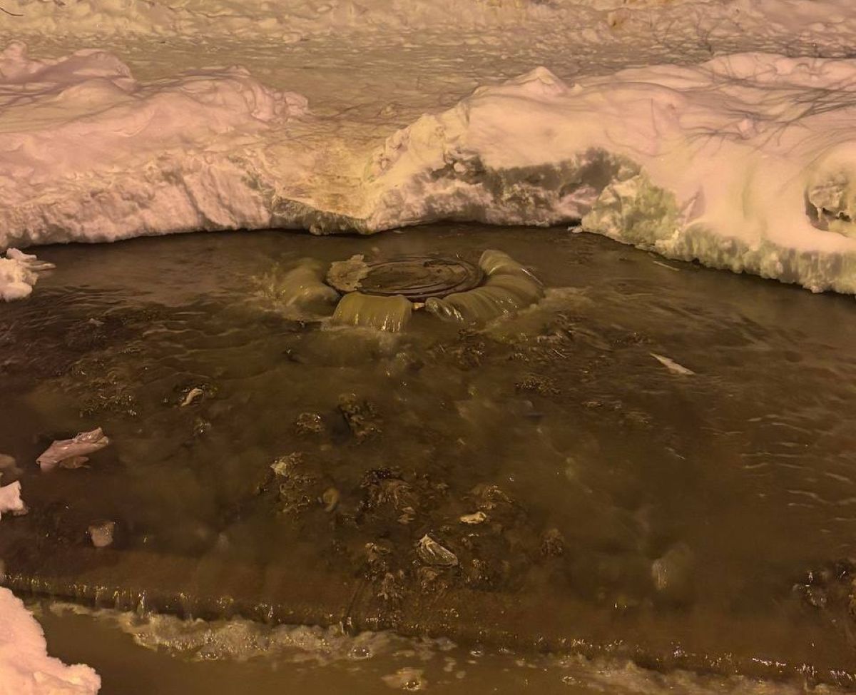 Прорыв канализации произошел на улице 65 лет Победы в Калуге