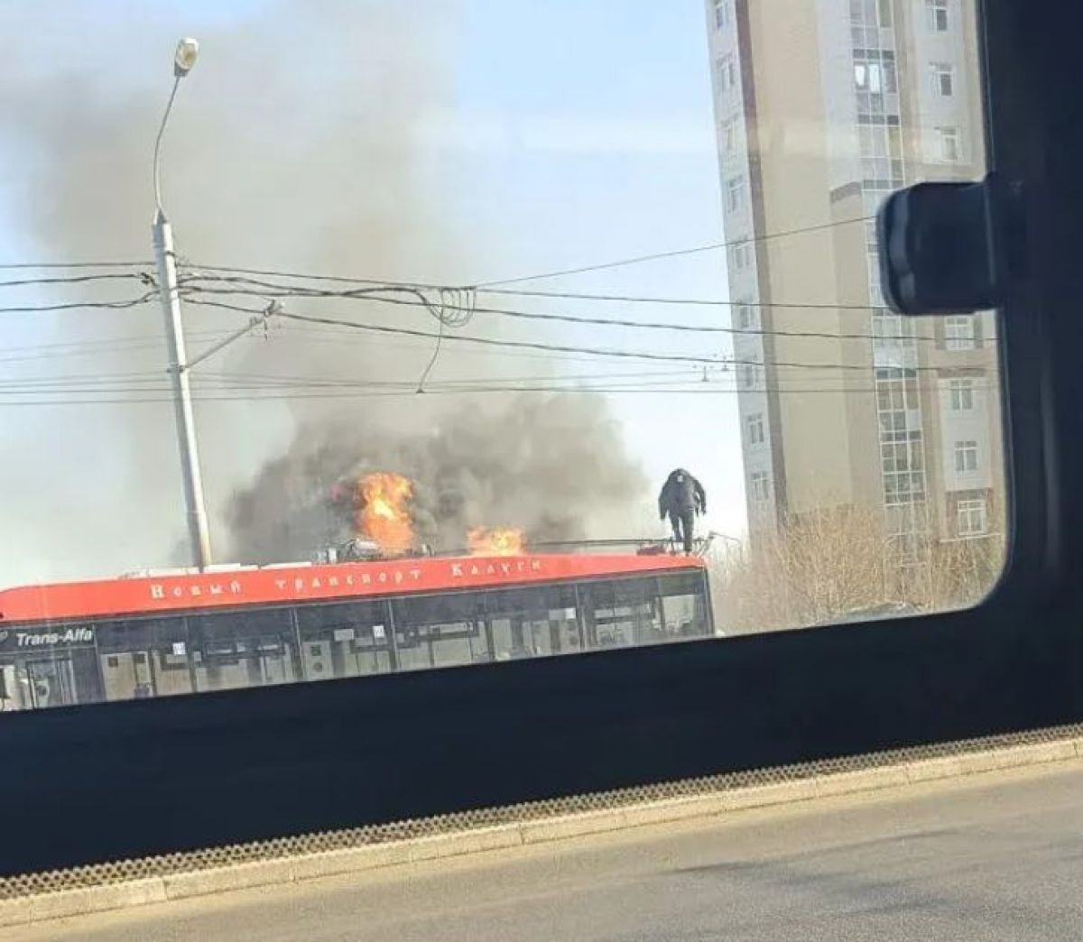 Новый троллейбус загорелся на улице Фомушина в Калуге