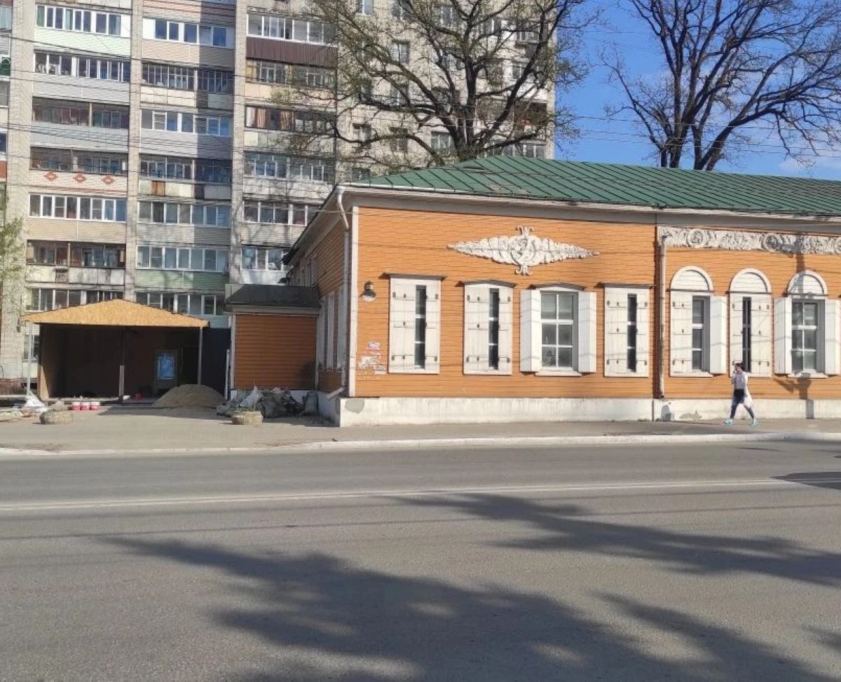 Краеведы бьют тревогу - памятник культуры в Калуге уродуют самостроем
