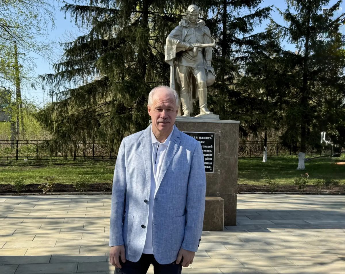 «Это нужно — живым»: как меценат Олег Карпиков сохраняет память о войне в орловских селах